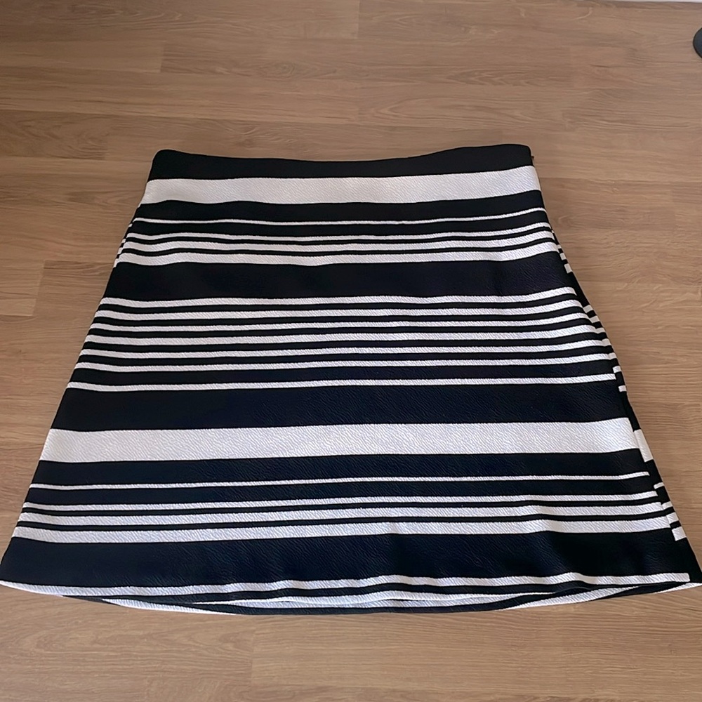 M SAKS FIFTH AVENUE B/W Striped Skirt - Stretch